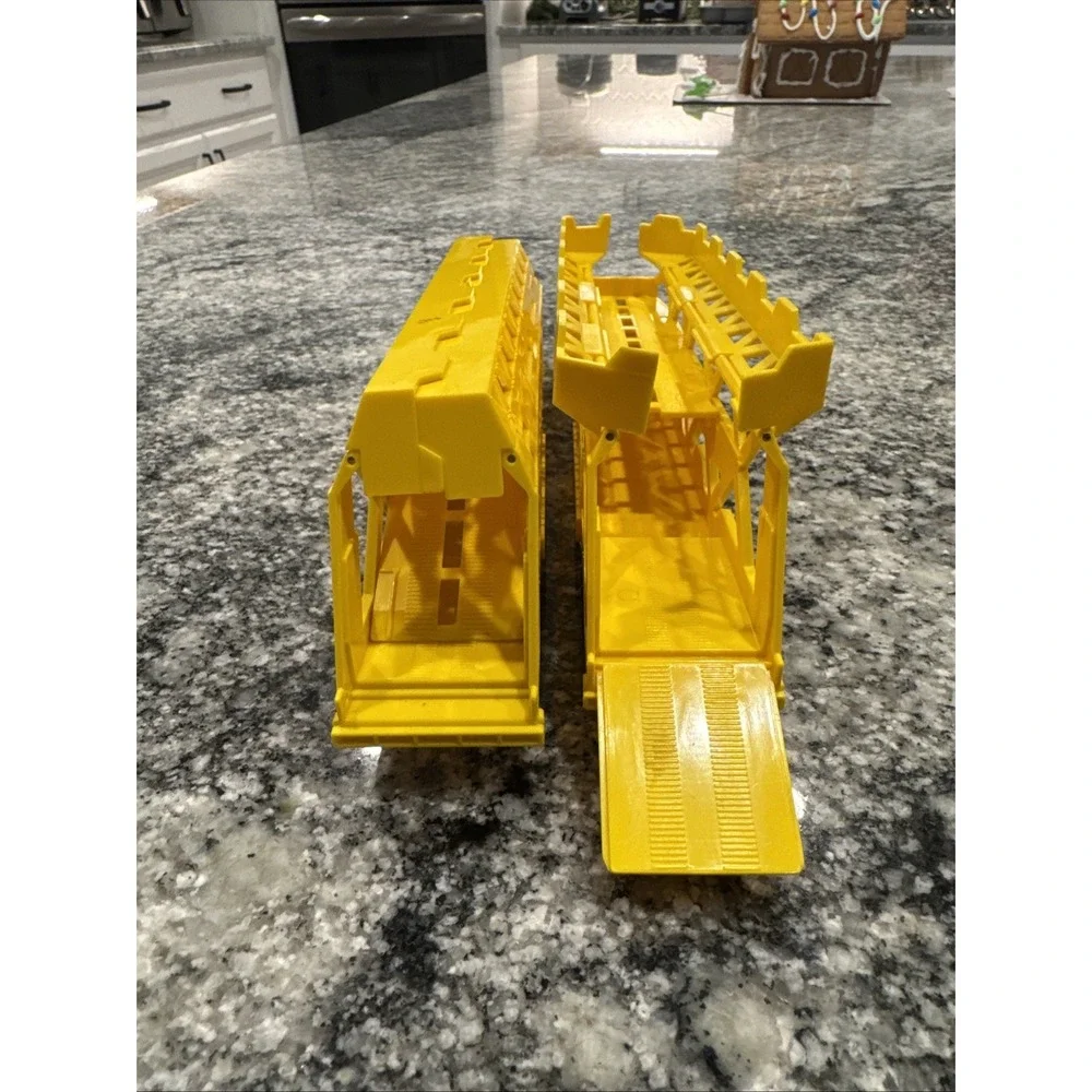 Galoob Micro‎ Machines 2 Big Rig Hauler Car Carrier Yellow Trailer Enclosed